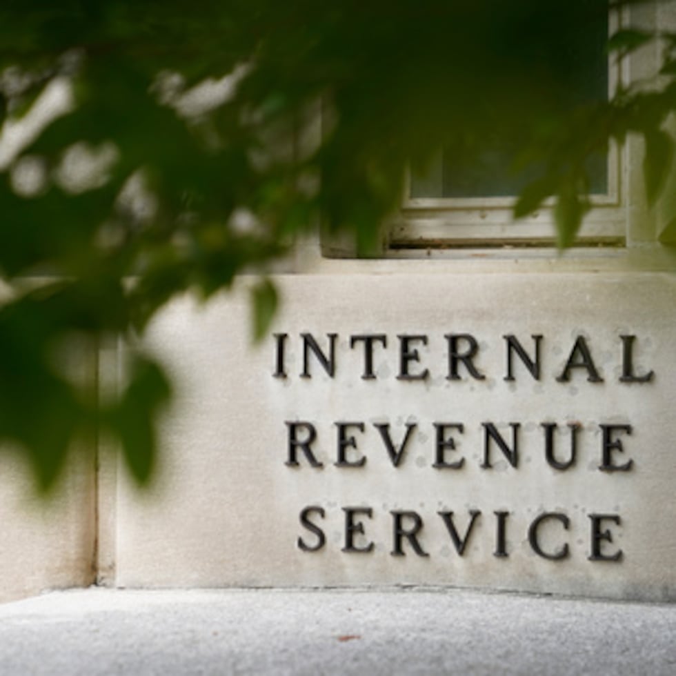 ARCHIVO - Un cartel se muestra fuera del edificio del Servicio de Impuestos Internos 4 de mayo 2021, en Washington. (AP Photo/Patrick Semansky, Archivo)
