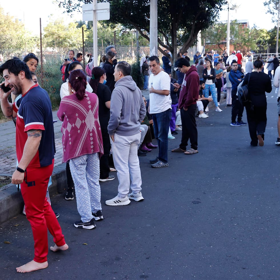 En la imagen, personas en Bogotá fueron vistas en las calles tan pronto se sintió el sismo.