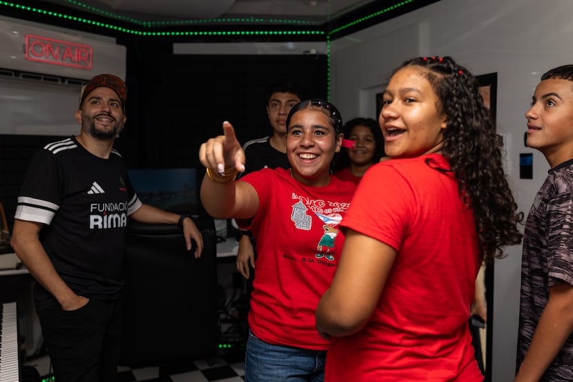 La 'Academia Móvil' lanzó en Caguas su proyecto con estudiantes de la Escuela Diego Vázquez.