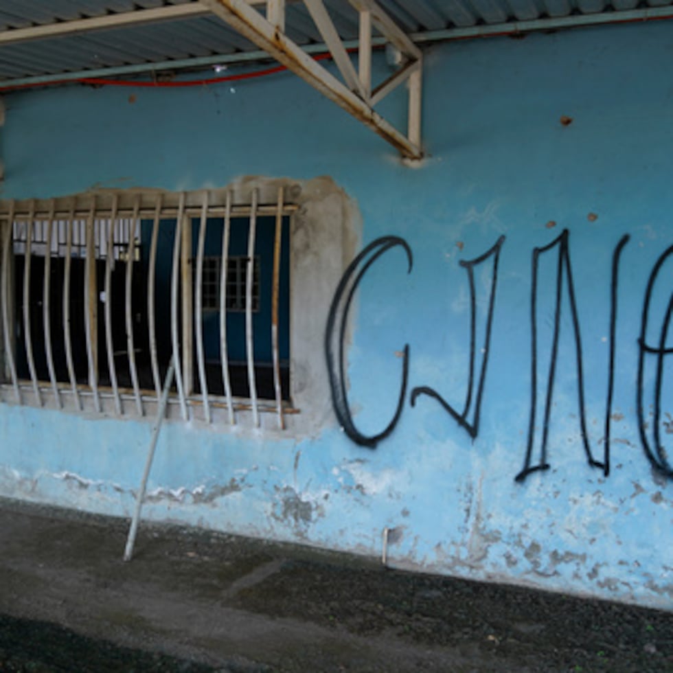 ARCHIVO - Las letras "CJNG" del nombre formal del grupo, Cártel Jalisco Nueva Generación, cubren la fachada de una casa abandonada en El Limoncito, en el estado mexicano de Michoacán, 30 de octubre de 2021. (AP Photo/Eduardo Verdugo, Archivo)