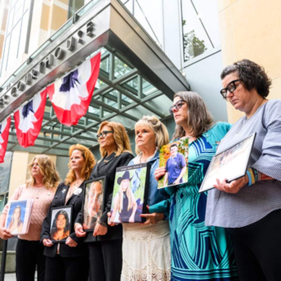 Unos padres sostienen fotografías de sus hijos fallecidos durante una protesta contra las plataformas de redes sociales frente al edificio federal Ronald V. Dellmus, el martes 18 de agosto de 2026, en Oakland, California.
