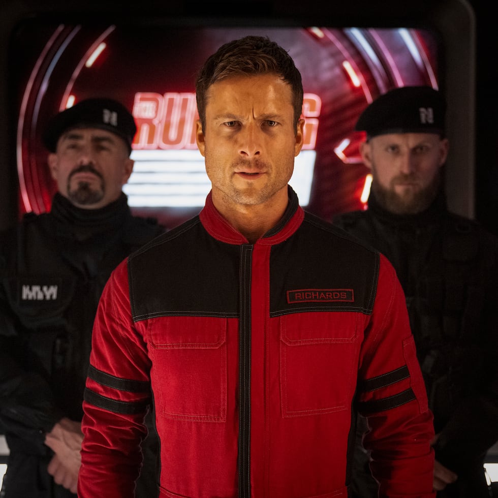 Glen Powell en una escena de "The Running Man".