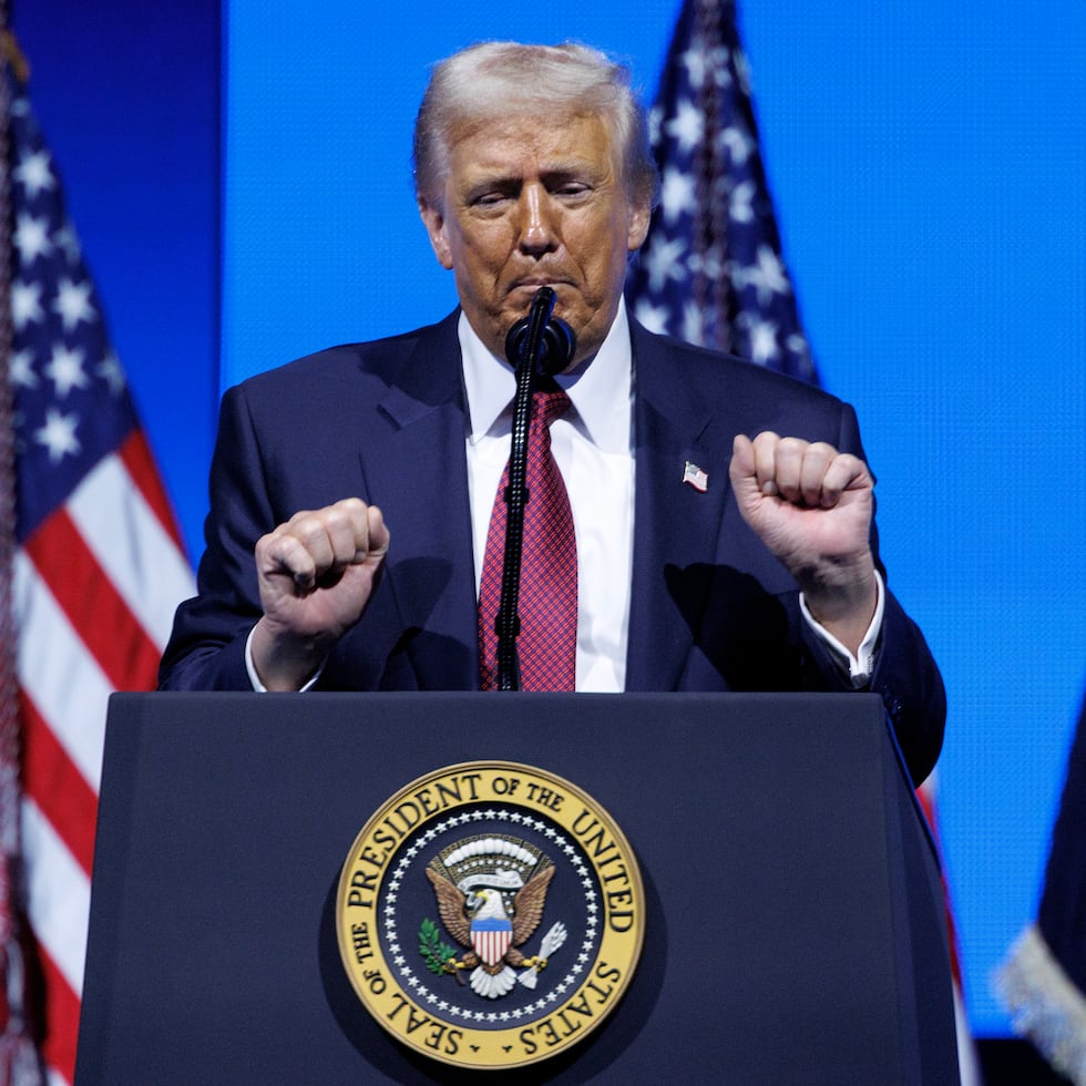 El presidente de Estados Unidos, Donald Trump, insiste en querer dar hasta $2,000 a estadounidenses de ingresos bajos y medios.