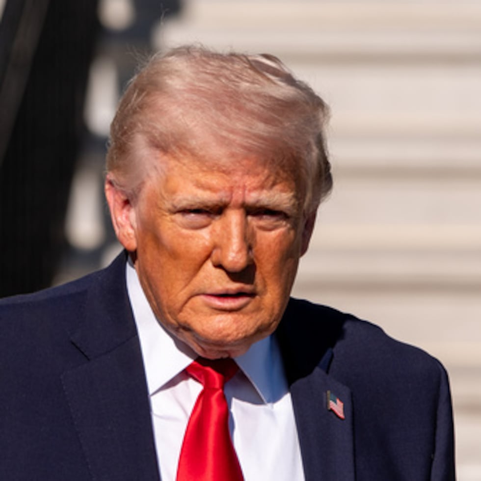 El presidente Donald Trump habla con los periodistas antes de partir en el Marine One desde el Jardín Sur de la Casa Blanca, el sábado 11 de abril de 2026, en Washington. (AP Photo/Alex Brandon)
