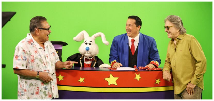 El  especial “La magia de la Navidad” se transmitirá en Telemundo Puerto Rico el Día de Acción de Gracias, el jueves, 28 de noviembre. Contará con invitados como Jorge Rivera Nieves, a la izquierda, y José Nogueras, a la derecha. Los acompaña, el Mago Shabum, al centro.