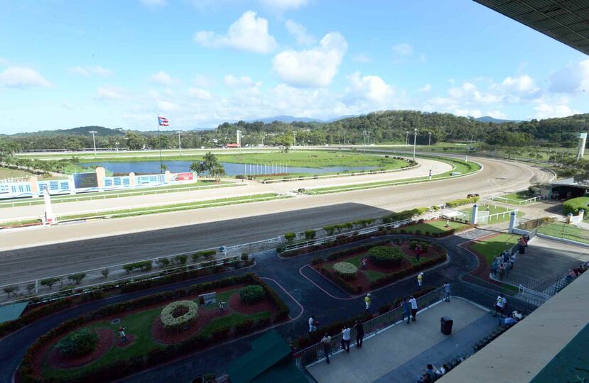 La tanda del miércoles marcó la primera jornada de carreras desde que la Autoridad de Energía Eléctrica (AEE) anunció ayer que le cortó el servicio de electricidad a Camarero por alegadas deudas económicas con la corporación.