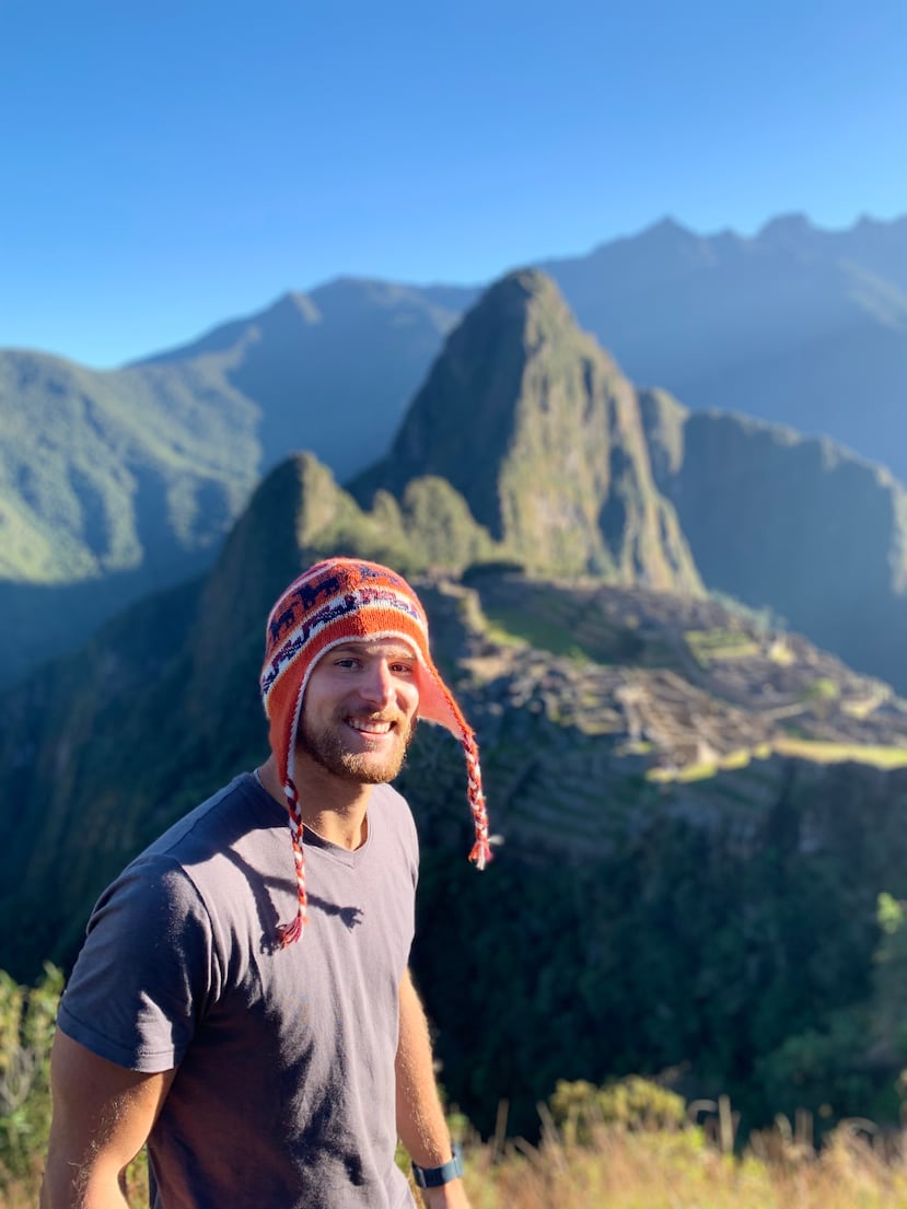 El influencer e ingeniero en Machu Picchu, Perú.