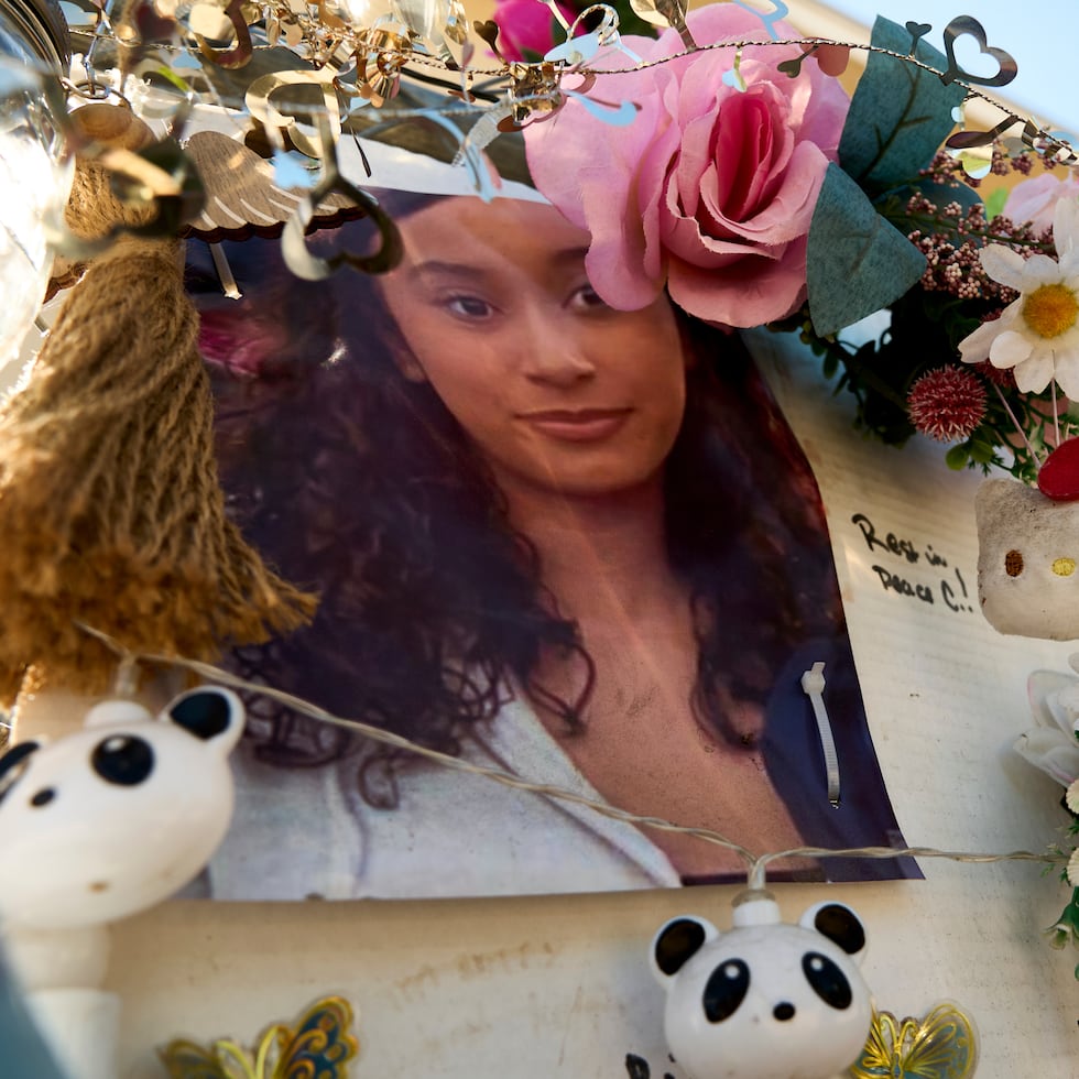 ARCHIVO - Un altar improvisado para Celeste Rivas Hernández, cuyo cuerpo fue encontrado dentro de un vehículo propiedad del cantante D4vd, se exhibe frente a su casa en Lake Elsinore, California, el 2 de abril.
