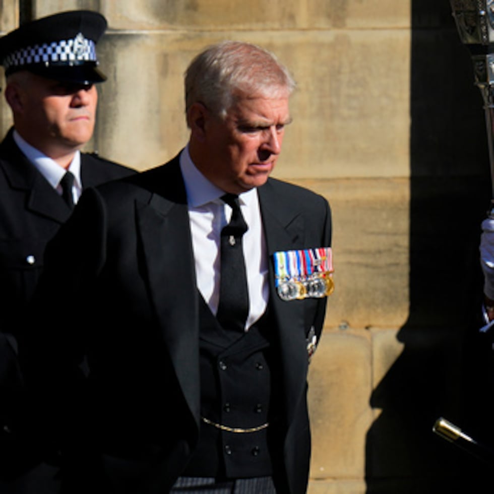 El príncipe Andrés abandona la catedral de San Gil tras la llegada del féretro con los restos de su madre, la reina Isabel, en Edimburgo, Escocia, el 12 de septiembre de 2022. (AP Photo/Petr David Josek, Archivo)