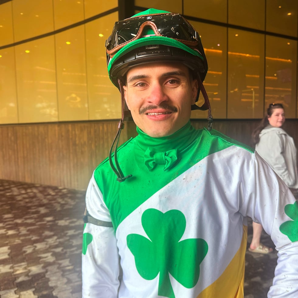 El jinete Cristian Torres posa para una foto después de la quinta carrera en Churchill Downs, en Louisville, Kentucky.