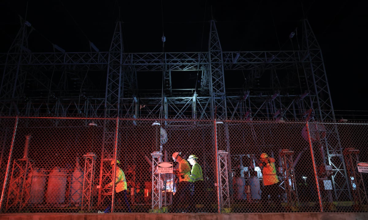 Fuego en subestación y fallas en transmisión dejan a más de 200,000 clientes sin luz en PR