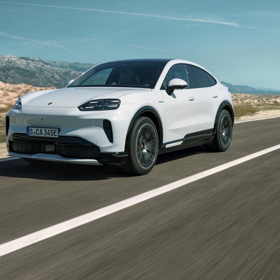 El Porsche Cayenne Coupé Electric representa la evolución deportiva de los vehículos deportivos utilitarios (SUV) eléctricos de Porsche, inspirado directamente en la silueta del legendario Porsche 911.