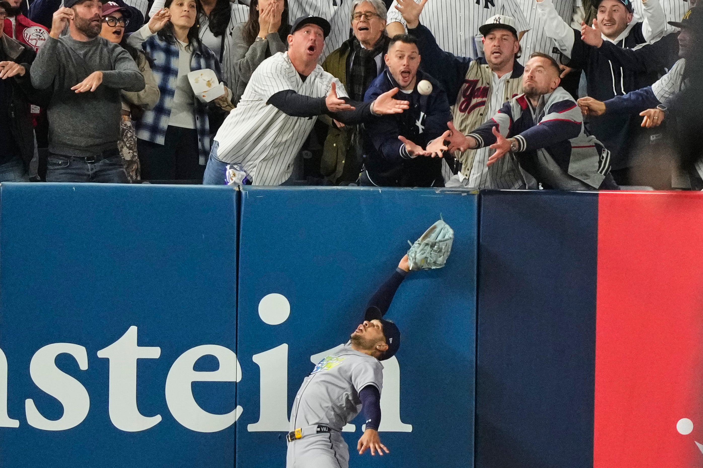 Costosa interferencia: fanático negó a Volpe el jonrón del empate a los Yankees contra los Rays