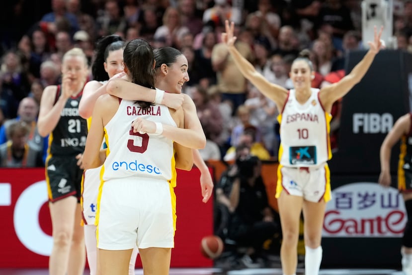 Las españolas Maite Cazorla e Iyana Martín se abrazan durante el partido por el tercer puesto de la Copa del Mundo femenina de baloncesto entre Alemania y España.