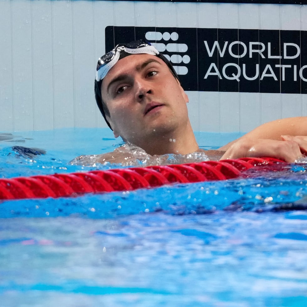 El nadador ruso Kliment Kolesnikov tras ganar la medalla de oro en la final de los 50 metros estilo espalda en el Mundial de Natación 2025 en Singapur.