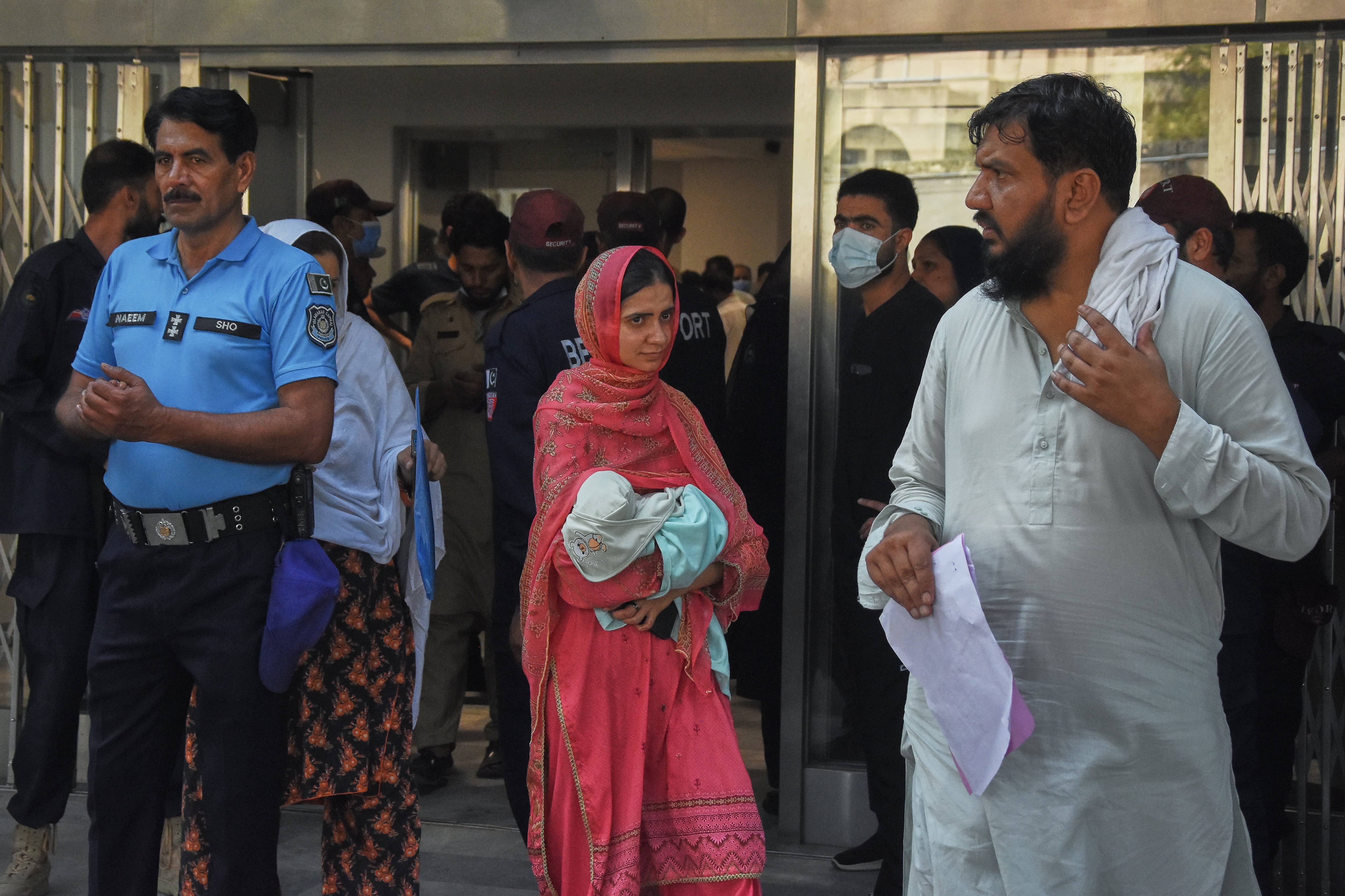 Imagen de la cobertura de: Pakistán condecorará a enfermera que rescató a un bebé tras incendio en hospital