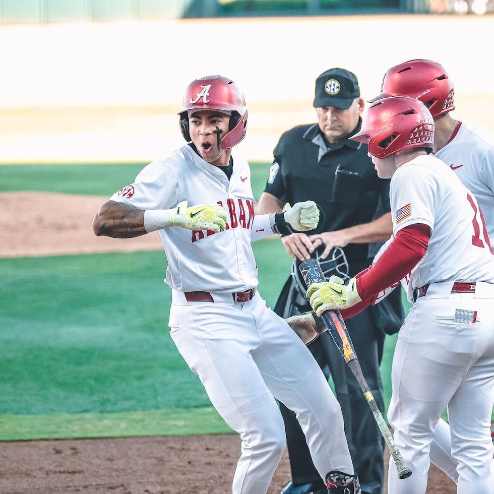 Justin Lebrón, nieto de puertorriqueños (izquierda), jugó con la Universidad de Alabama en la Serie Mundial Universitaria.