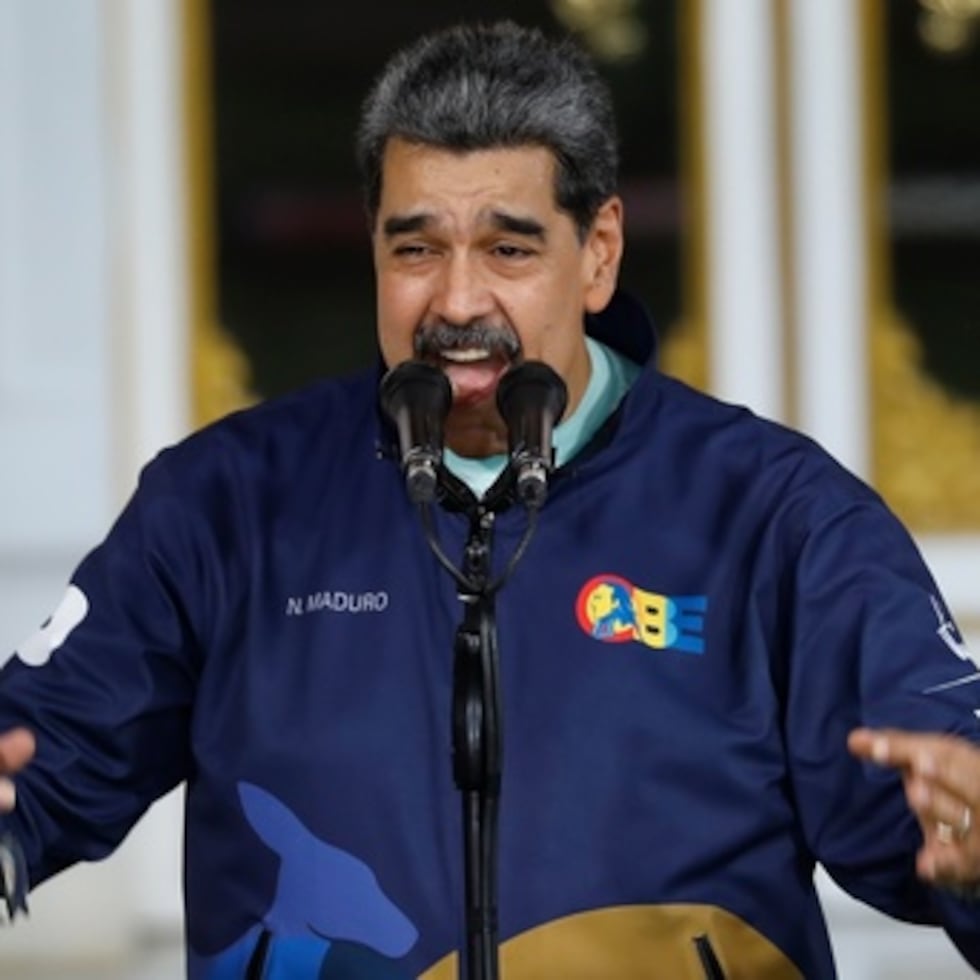 Maduro enfrenta los mismos cargos que en una acusación anterior presentada contra él en el tribunal federal de Manhattan en 2020, durante la primera presidencia de Trump. La nueva acusación desclasificada el sábado, que añade cargos contra Flores, fue presentada bajo sello en el Distrito Sur de Nueva York justo antes de Navidad.
