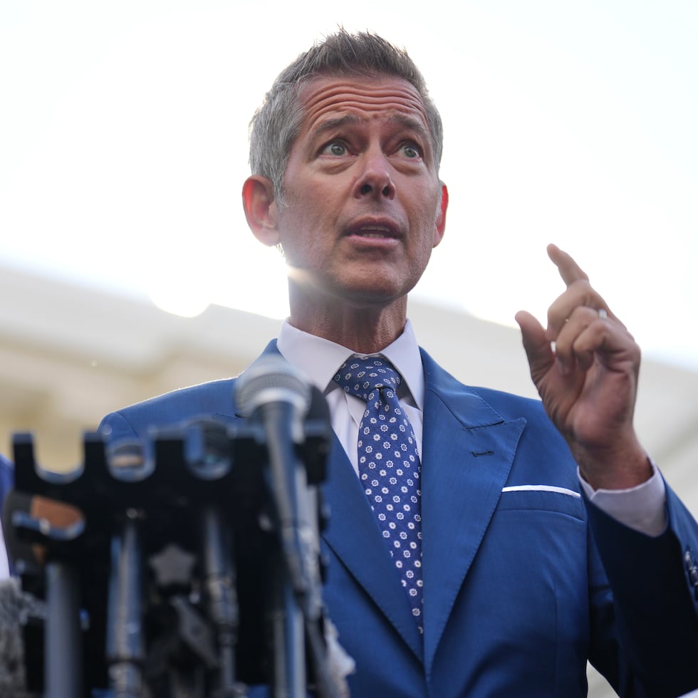 El Secretario de Transporte de Estados Unidos, Sean Duffy, declaró el miércoles que las acciones de California de revocar este tipo de licencias es una admisión de que el estado había actuado de manera inapropiada, aunque el gobierno estatal ya había defendido previamente sus estándares para la emisión de licencias.