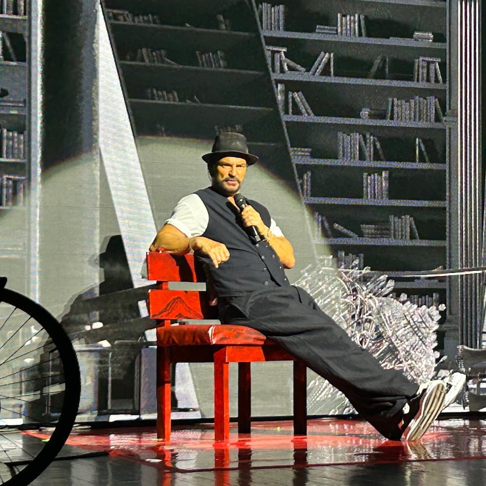 Durante todo el concierto, Ricardo Arjona lució cómodo, contento y muy energético en todo momento, interactuando con el público constantemente.