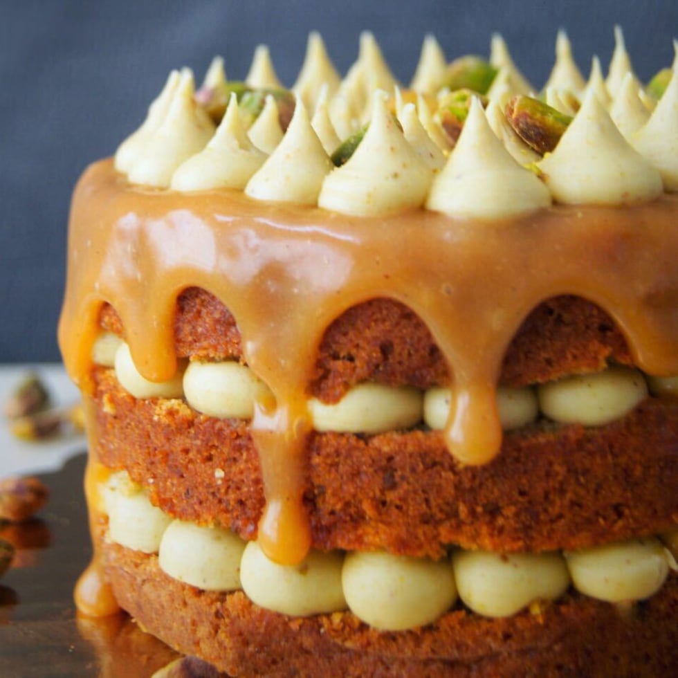 "Pistacho Praline" de Love At First Bite (@loveatfirstbitepr en Instagram). Un bizchocho húmedo hecho con harina de pistachos, relleno de crema de pistacho praline y cubierto con "salted caramel" y ganache de pistachos rotizados