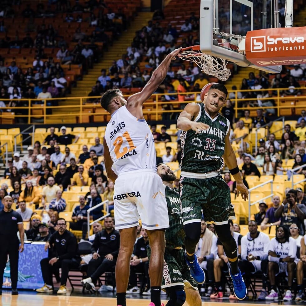 Timothy Soares donquea frente a Luis Cuascut en un juego entre los Capitanes de Arecibo y los Indios de Mayagüez.