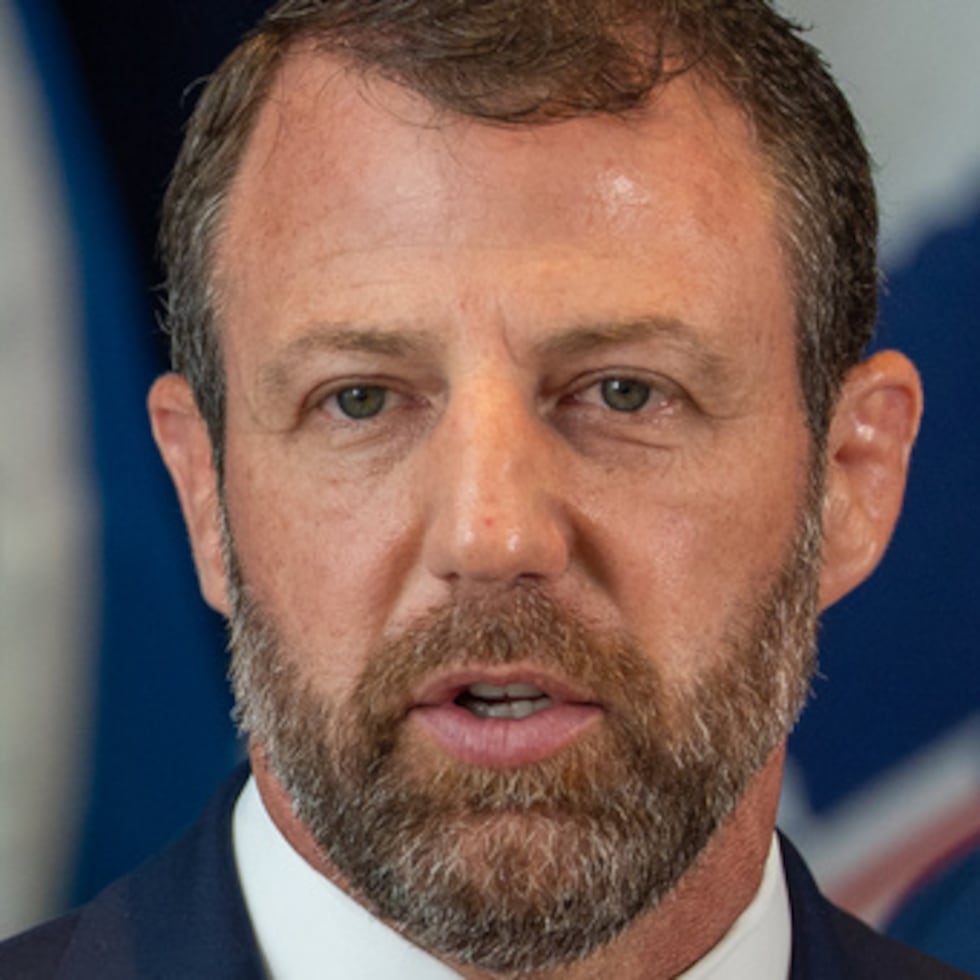Bajo Markwayne Mullin, ICE también se está retractando de un plan para usar almacenes para detener a migrantes.