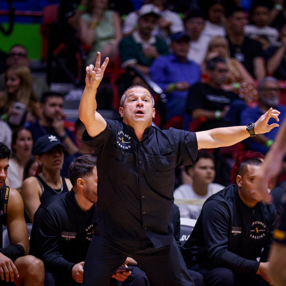Juan Cardona imparte instrucciones a sus jugadores en el revés ante Aguada.