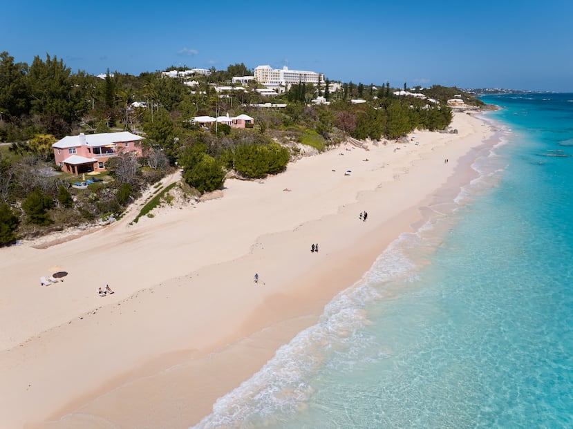 Playa Elbow Beach, una de las más populares de las islas Bermudas.