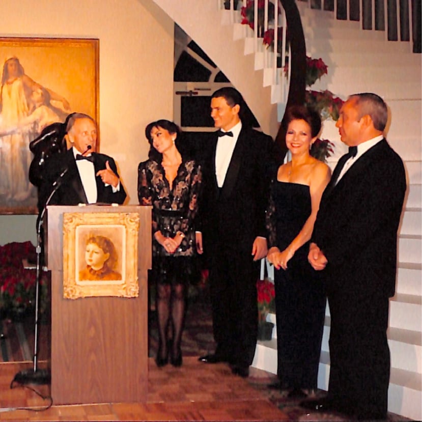 Don Luis A. Ferré en su mensaje de bienvenida de la gala de 1991. Le acompañan Conxita Carrión, su esposo, Richard Carrión, y otros invitados.