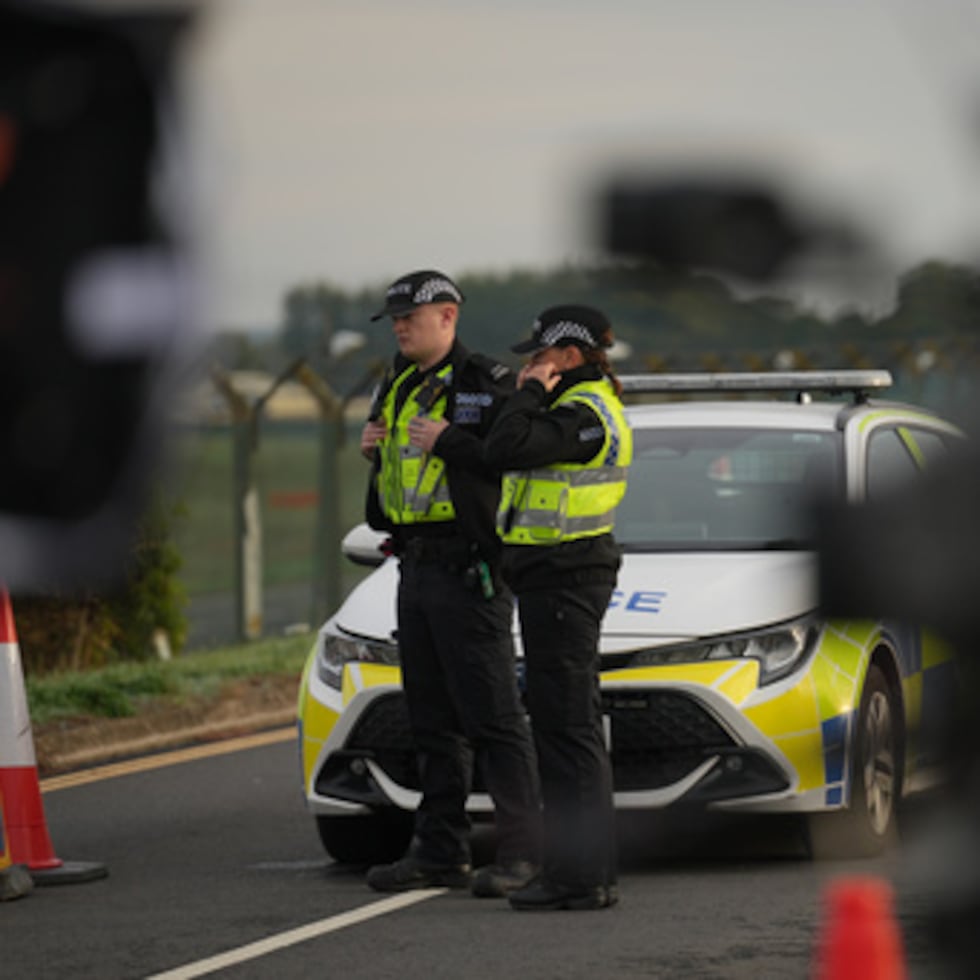La policía protege una carretera que conduce a la base de la RAF en Fairford, tras un incidente ocurrido en Fairford, Inglaterra.