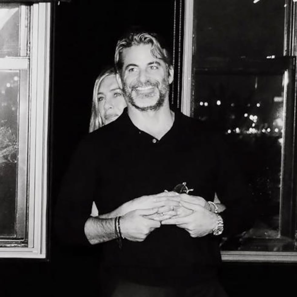 Fotografía tomada de la cuenta de instagram  en la que aparece Jennifer Aniston junto al hipnoterapeuta y escritor Jim Curtis.