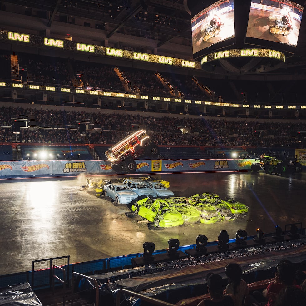 El espectáculo Glow-N-Fire de Hot Wheels Monster Truck Live se presenta en el Coliseo de Puerto Rico.