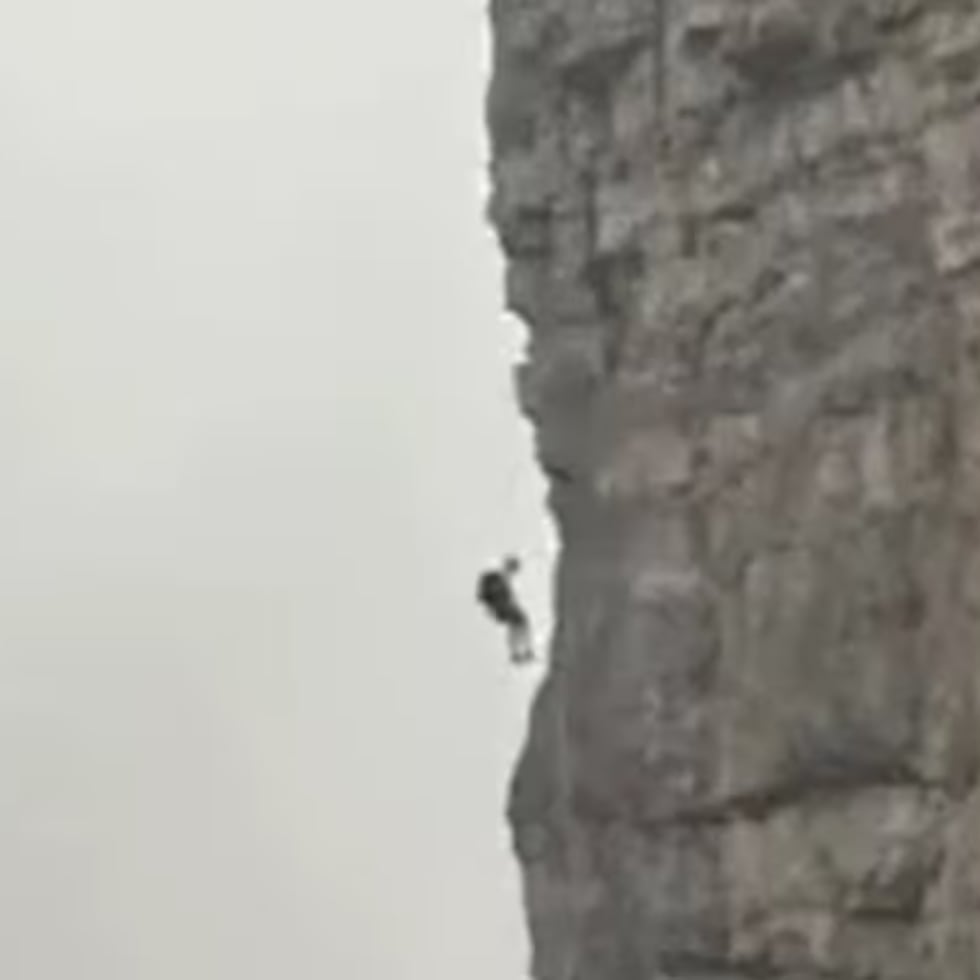 Un hombre quedó colgado por horas a metros de la cima de una montaña.