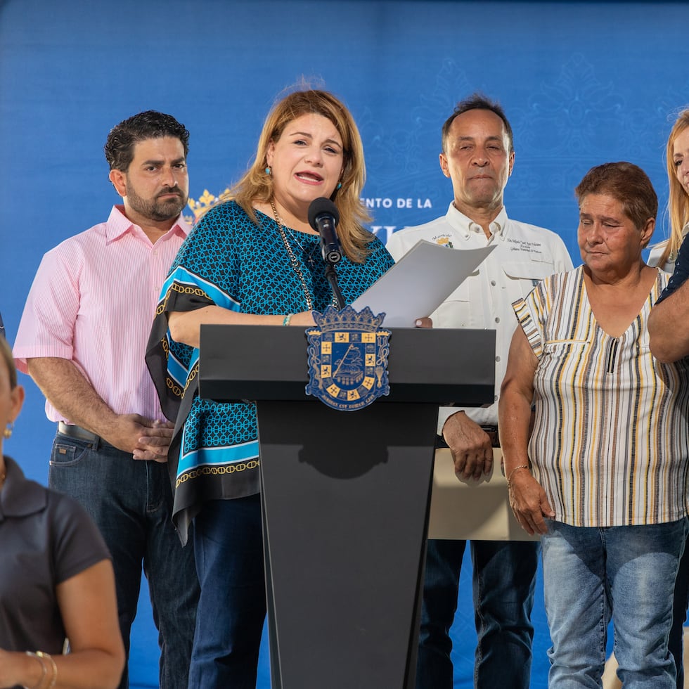La gobernadora Jenniffer González hizo sus expresiones tras entregar títulos de propiedad en la plaza pública de Maricao.