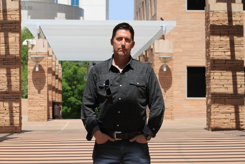 El agente especial de la DEA, David Howell, quien presentó una denuncia por irregularidades, posa para un retrato frente al tribunal federal de distrito en Albuquerque, Nuevo México, el viernes 12 de junio de 2026.