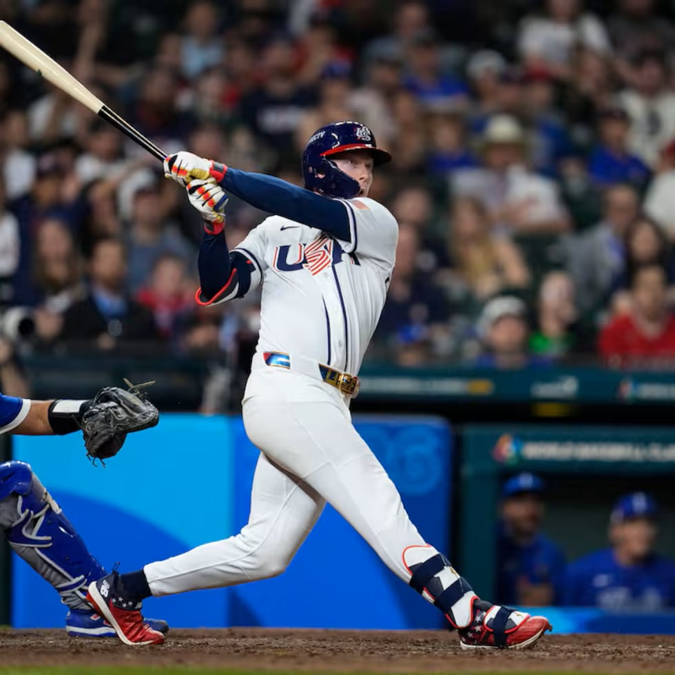 El jardinero central de Estados Unidos, Pete Crow-Armstrong (4), conectando un jonrón contra Italia en la acción del Clásico Mundial de Béisbol.