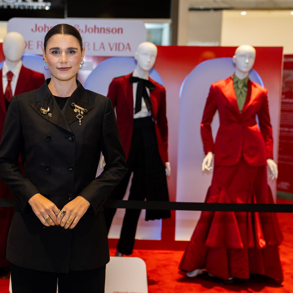 Ana Sofía Cordero, directora creativa de Leonardo Fifth Avenue, creó cuatro looks con cortes estructurados y tonalidades de rojo en evolución para reflejar la adaptación y determinación de seguir adelante de los pacientes.