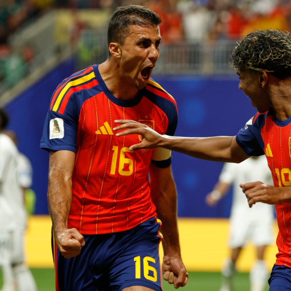 El español Lamine Yamal celebra con su compañero Rodri, a la izquierda, después de anotar el primer gol de su equipo ante Arabia Saudí.