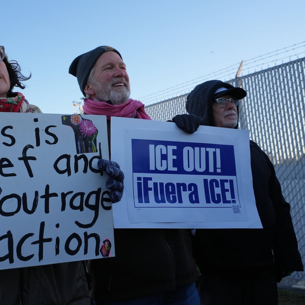 Manifestantes se reúnen fuera de una instalación de procesamiento del Servicio de Inmigración y Control de Aduanas en Broadview, Illinois, un suburbio de Chicago, el viernes 24 de octubre de 2025.
