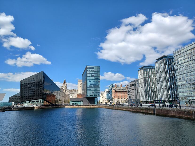 Situado a orillas del río Mersey, su puerto convirtió a Liverpool en la segunda ciudad más importante del Imperio Británico.