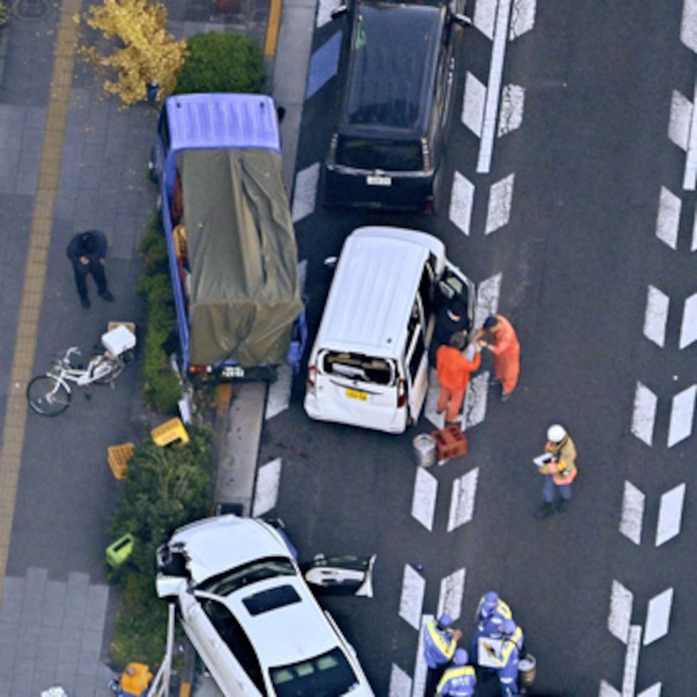 Investigadores analizan la escena de un atropello múltiple en Tokio.