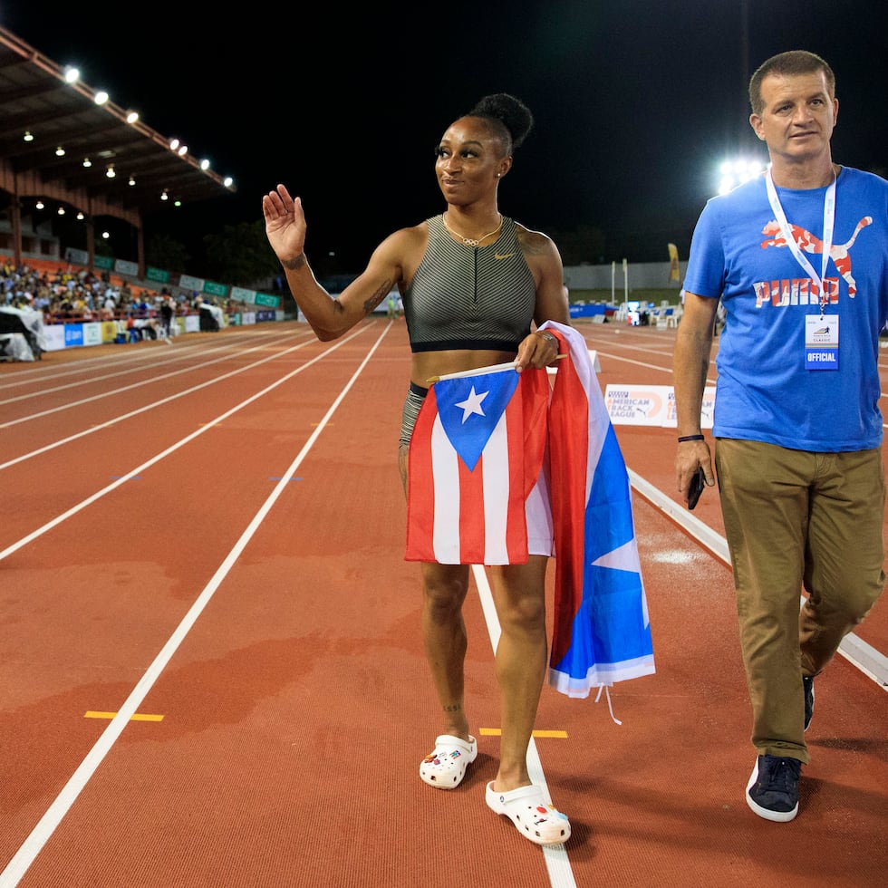 Jasmine Camacho-Quinn camina y celebra sobre la pista marca Mondo del Estadio Paquito Montaner en el Clásico Internacional de Puerto Rico de 2022. Desde ese año, la costosa pista yace bajo el terreno de béisbol de la instalación sin ser utilizada.