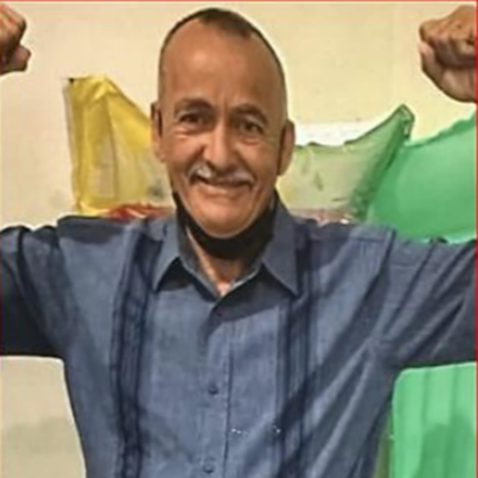 Al momento de los hechos, vestía camisa gris, pantalón mahón largo, zapatos color negros y medias negras.