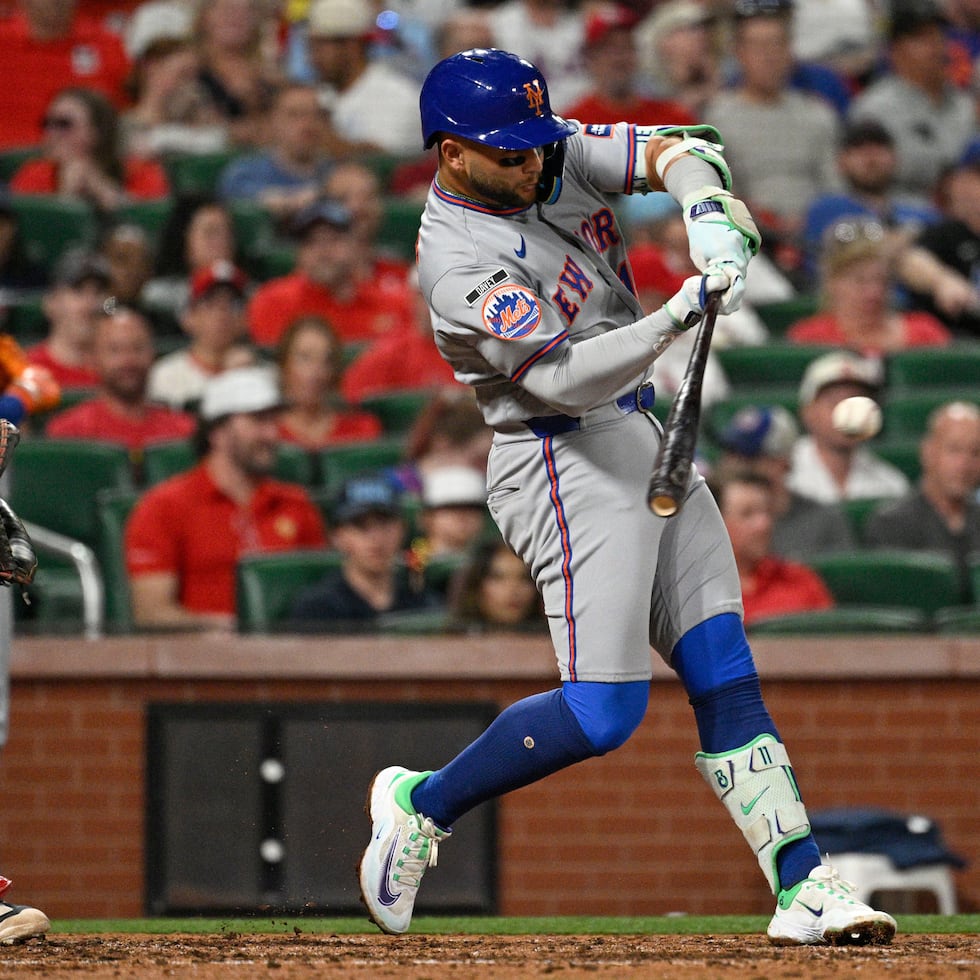 Bo Bichette, de los Mets de Nueva York, conecta un sencillo remolcador en la quinta entrada contra de los Cardinals de San Luis.