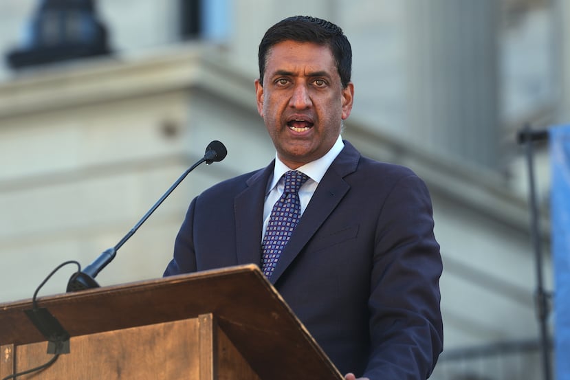 ARCHIVO - El representante Ro Khanna, demócrata por California, habla en una conmemoración del Día de Martin Luther King Jr. en el Capitolio de Carolina del Sur, el 19 de enero de 2026, en Columbia, Carolina del Sur. (Foto AP/Meg Kinnard, Archivo)