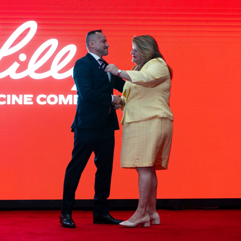 In the photo, Edgardo Hernández, Executive Vice President and President of Lilly's Manufacturing Operations, with the Governor of Puerto Rico, Jennifer González.