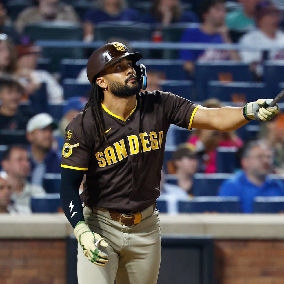Fernando Tatis Jr. observa su cuadrangular de dos carreras en la quinta entrada contra los Mets.