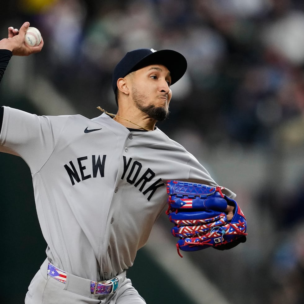 Elmer Rodríguez realiza un lanzamiento en su primer juego en las Mayores ante los Rangers.