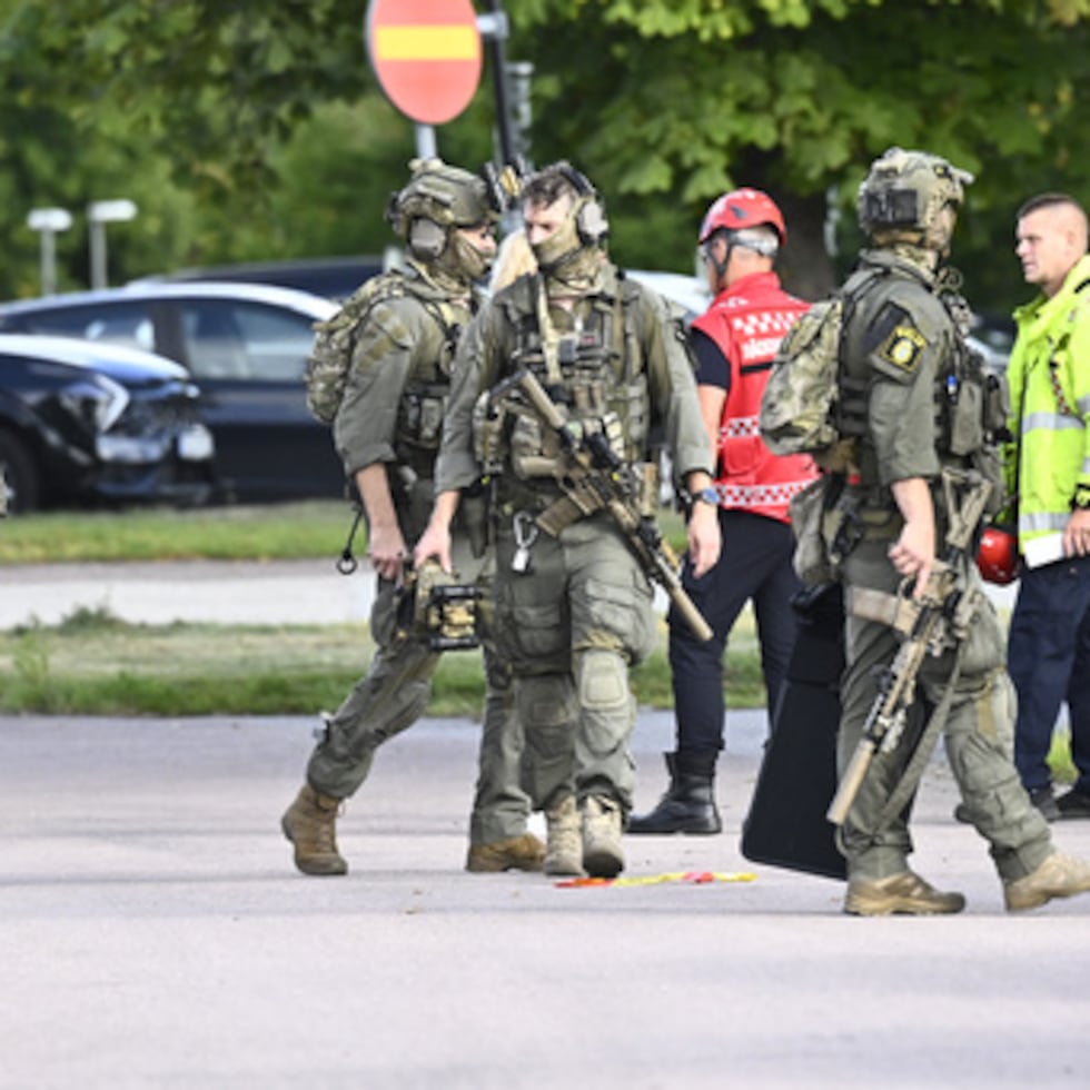 Agentes de policía y personal de emergencias frente a la escuela Brinellskolan durante una importante intervención de emergencia tras el supuesto ataque de un hombre armado con una espada que habría herido a varias personas en el centro, en Fagersta, Suecia, el viernes 21 de agosto de 2026.